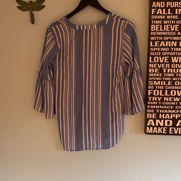 Beautiful blue striped butterfly sleeve blouse - Picture 2 of 6
